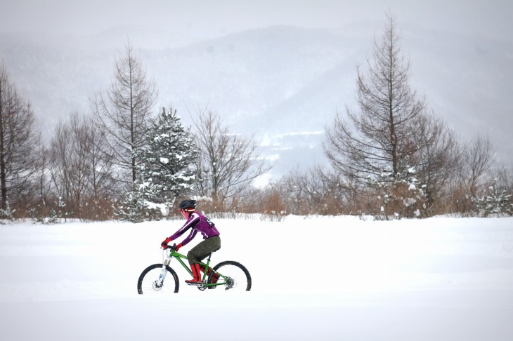 すっぽりと雪に覆われた野辺山の特設スノーサーキットが舞台