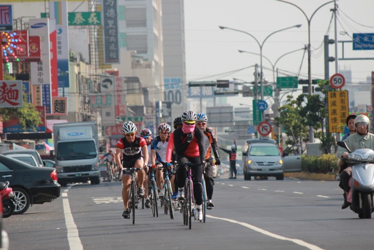 都会を走る。しかし広いバイクレーンのおかげで安全に走ることができる