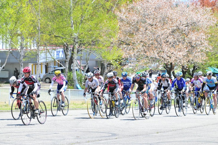 桜の美しい群馬CSCを走るクロモリロードレース第1回大会の様子