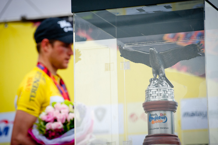 レースの最終日に優勝者に手渡されるランカウイの象徴、鷲をかたどったトロフィー