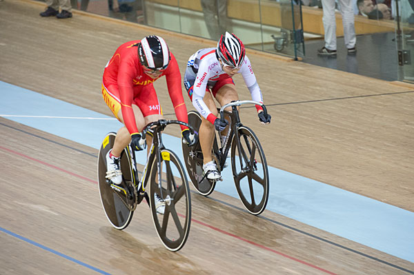 女子スプリント1/16決勝を走る石井寛子（東京・日本競輪学校）