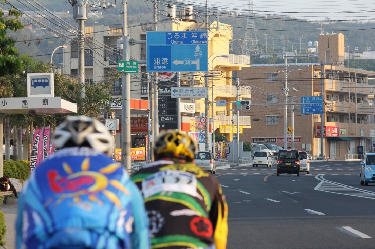 西原町から海中道路を目指して走っていく