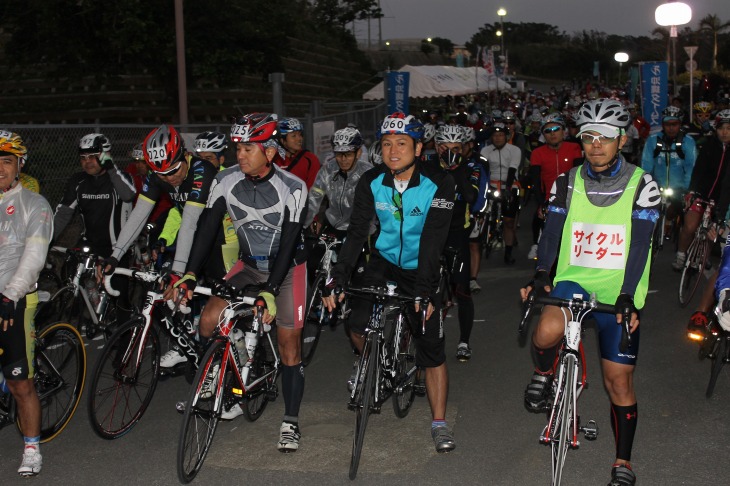 160kmコースにはおよそ180名が参加。6時45分にスタートを切る