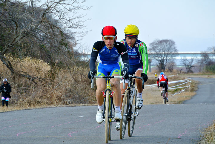 レースは辻善光（湘南ベルマーレ）と筧五郎（イナーメ・アイランド信濃山形）の一騎打ち