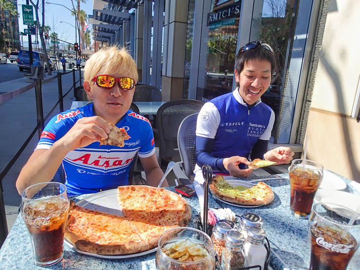 NewYorkピザ。サイズがアメリカン！