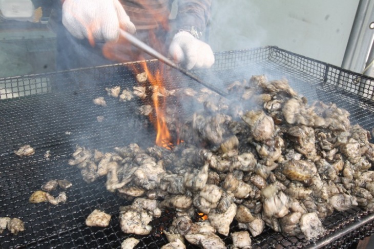 会場で振舞われた炭火焼地鶏に舌鼓