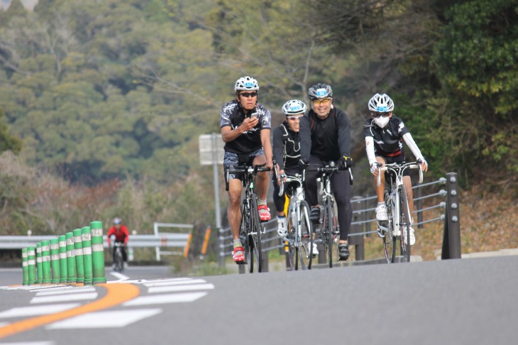 小さな峠を越えて、海岸線に出て行く