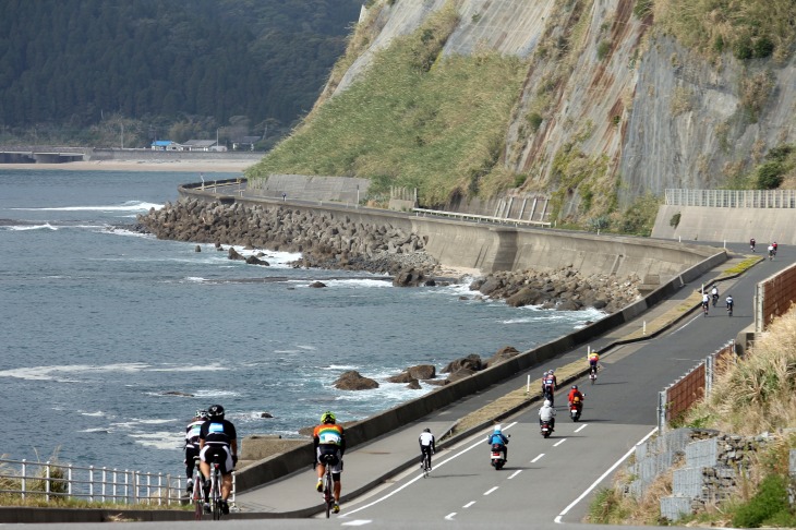 日向灘を望む絶景コースを30kmに渡って走っていく