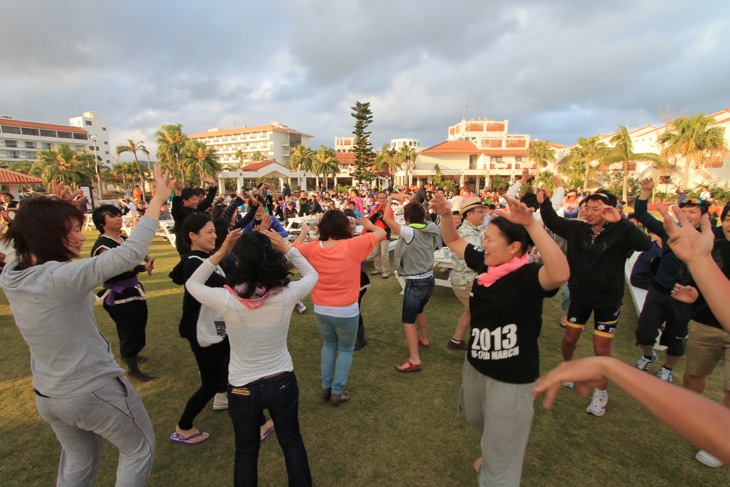 皆でカチャーシーを踊れば気分は最高です