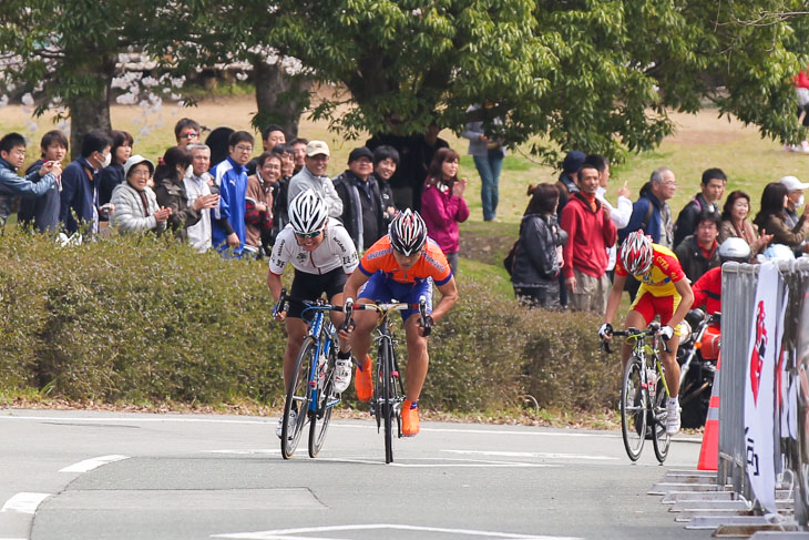 男子　ゴールスプリント　岡本隼（和歌山北）先行。横山航太（長野・篠ノ井）は追い込むが届かない