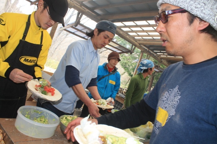 参加者と一緒につくるタコスランチ