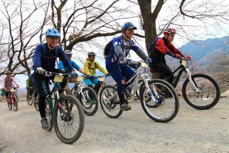 午後は各コースに分かれてのトレイルライドや試乗会を開催。下りメインのトレイル入り口まで自走で上る。普段はトランポで搬送してくれるオプションもある