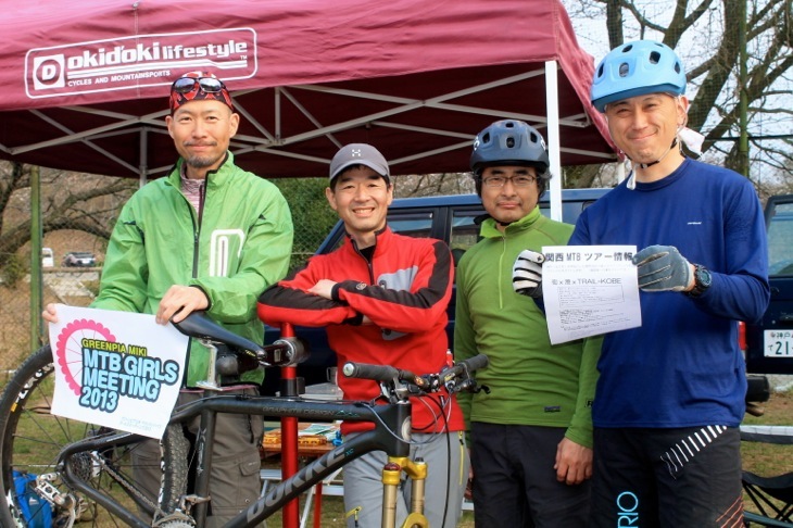 兵庫県のショップ「okid’oki lifestyle」の沖コースケさんたちも関西を中心にMTBガイドやコース作りに携わる。今回はメカニックとして駆けつけた