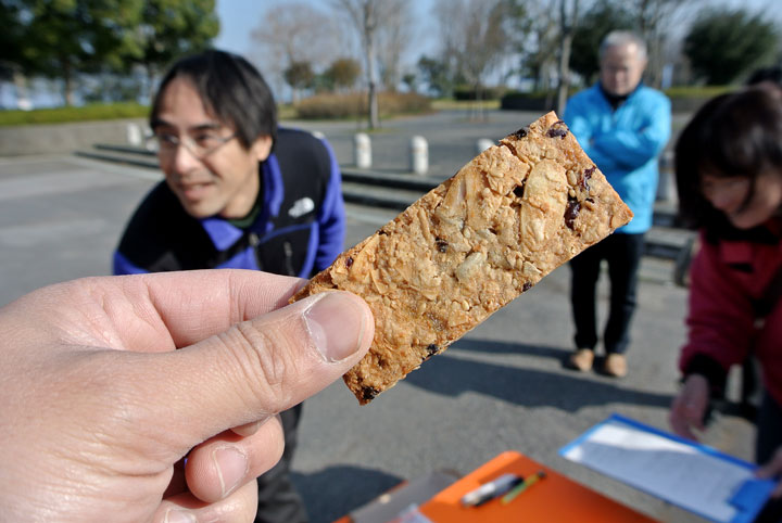 ロングライド「ビワイチ」向けに雑穀バーの試食も行われた