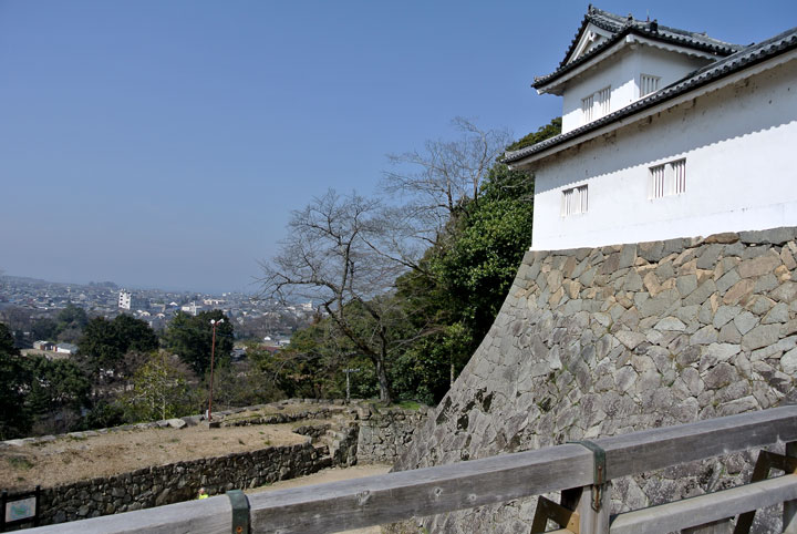 彦根の町を見下ろす国宝彦根城に到着した