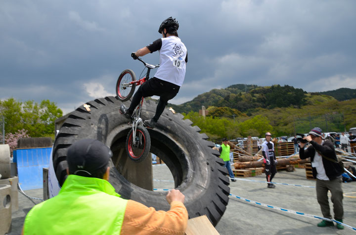 巨大タイヤを飛び越える！