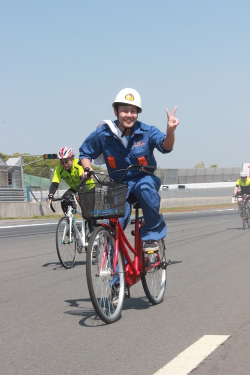 消防士さんは赤い自転車で出走