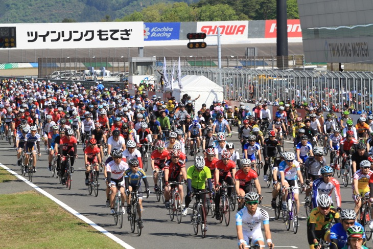 一斉にスタートして行く4時間エンデューロのライダー達。