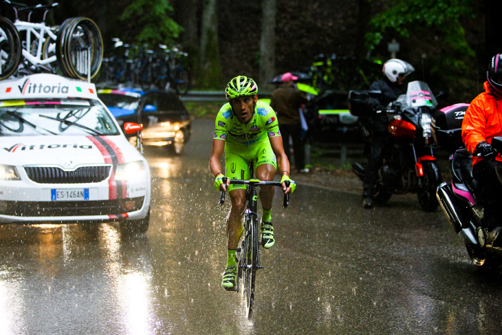 雨の1級山岳ヴァロンブローザを走るアレッサンドロ・プローニ（イタリア、ヴィーニファンティーニ）