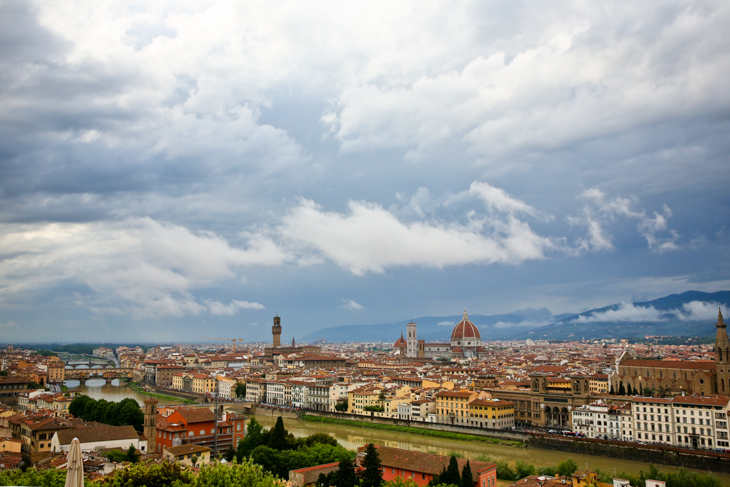 雨雲に覆われたフィレンツェの街