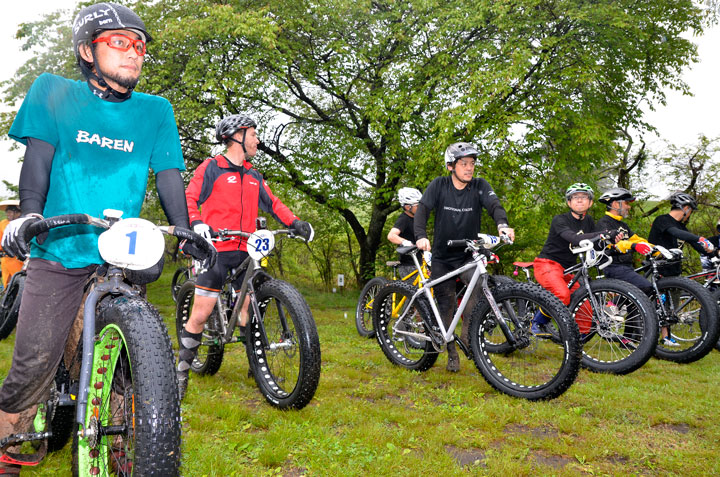 ファットバイク選手権に集まった選手達。これだけ集まると迫力あります