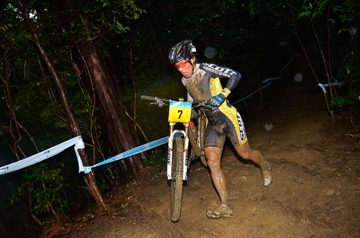 4位に入った松本駿（スコット）あまりの悪コンディションにバイクを降りる