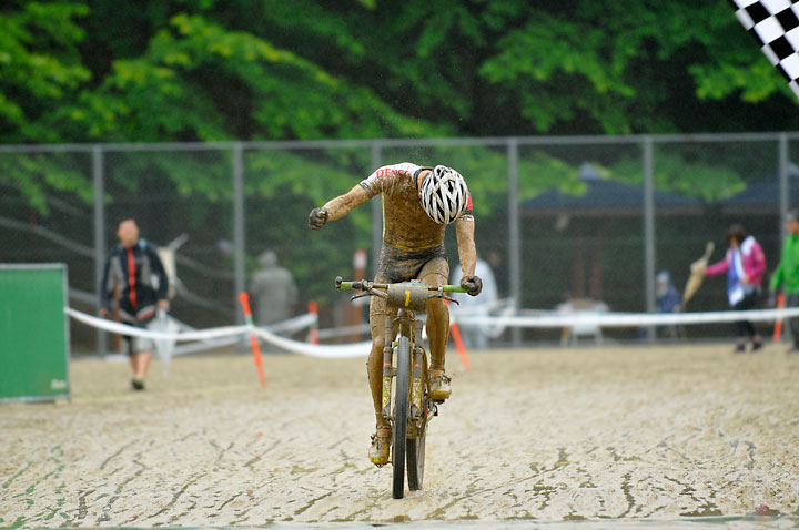 男子エリートで優勝を飾った斉藤亮（MIYATA-MERIDA）