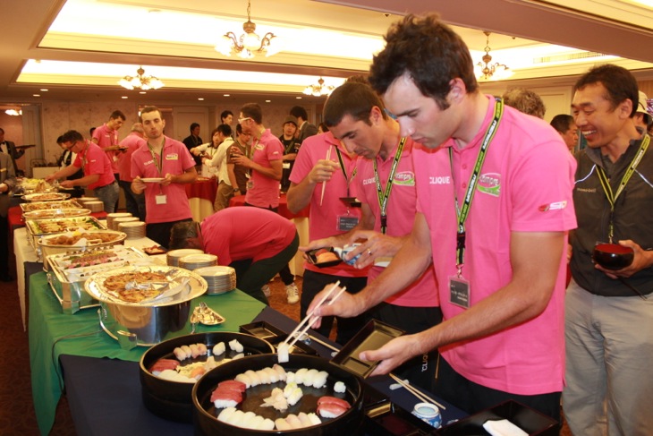 選手たちが食べ物を選ぶその目は真剣そのもの