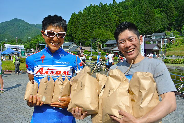 山岳賞の美山米ににっこりの中島康晴（愛三工業レーシング）と白石真悟（シマノドリンキング）