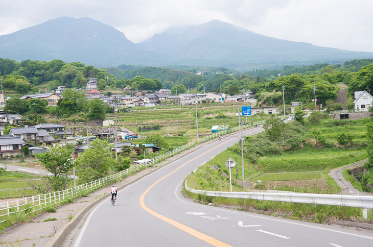 棚田の中を通る道のアップダウンはなかなかキツい