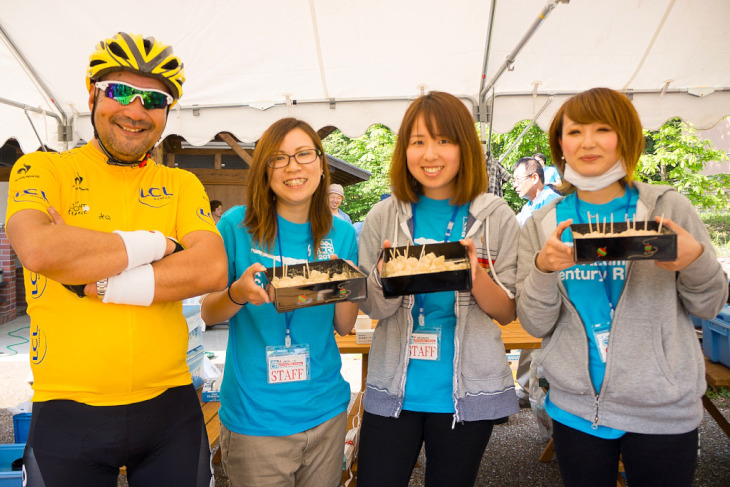 スタートから20kmの穂高エイドでは山盛りのワラビ餅が。