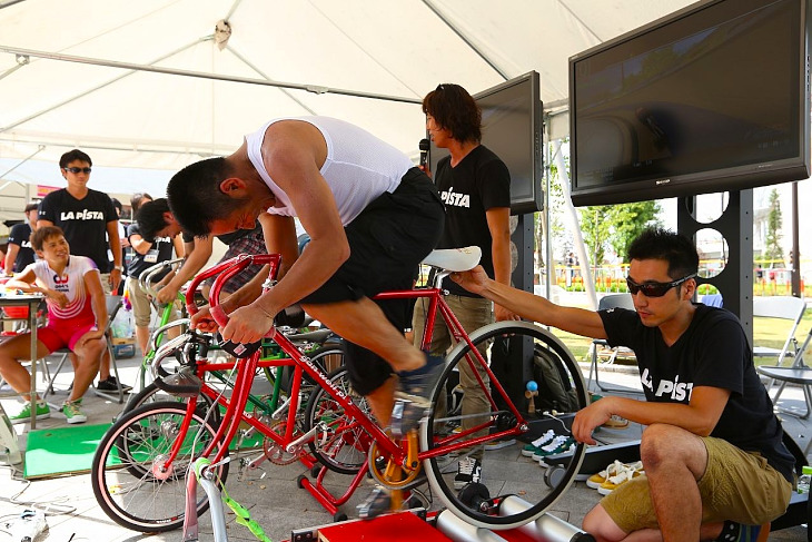 競輪用の自転車を使ったゲームコーナーも