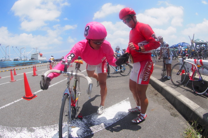 ゲストライダーの競輪選手は慣れないライダーチェンジに奮闘