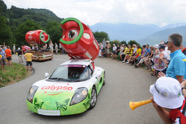 地元フランスの自動車メーカー・ルノーのスポーツカーには巨大ボンベが搭載される