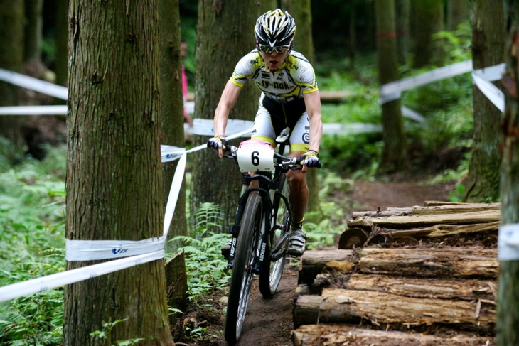 森のなかのシングルトラックを進む（写真はすべて2013MTB全日本選手権より）