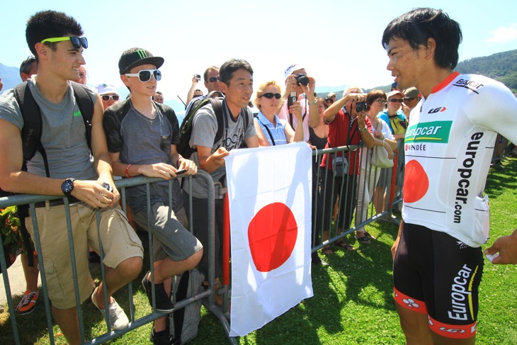 アヌシーのスタート地点に駆けつけた日本人ファンと話す新城幸也（ユーロップカー）