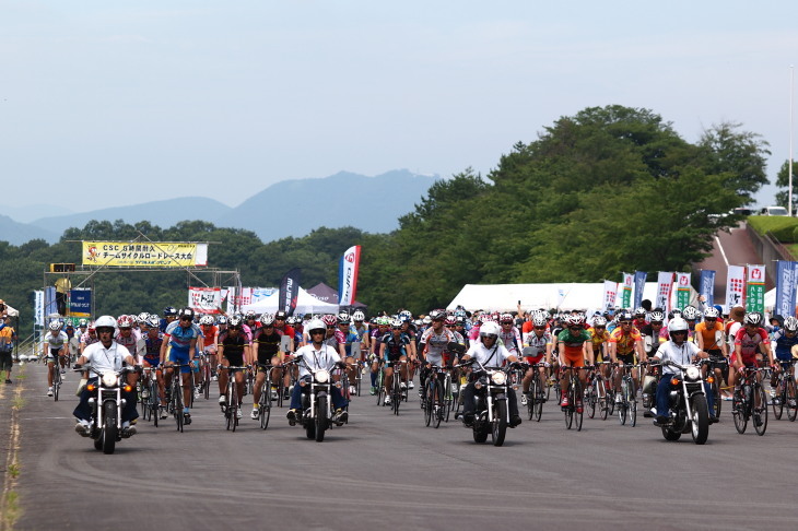 競輪学校の教官が乗ったバイクが先導を努めてくれる。日本CSCを思う存分走れるイベントだ