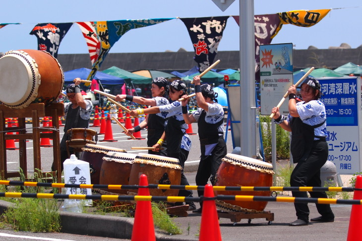 焼津太鼓愛好会による和太鼓演奏。選手にもパワーが届く。