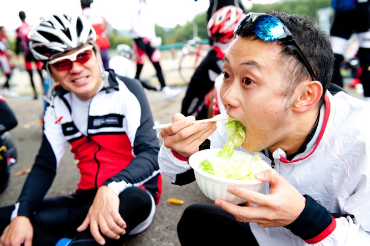 蕎麦やキャベツのサラダなど、地元の味も魅力だ