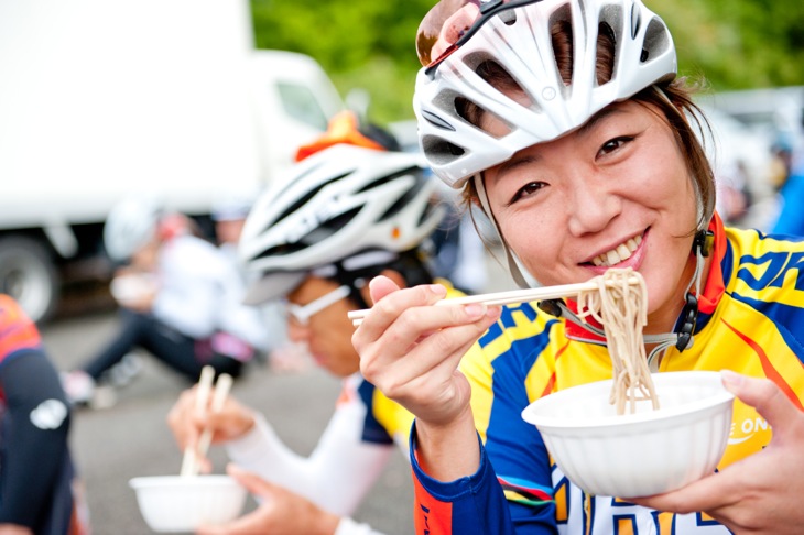 ゴール後に振る舞われる蕎麦は格別の味