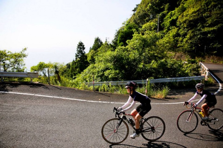 急峻な斜面に据え付けられた道路を走る