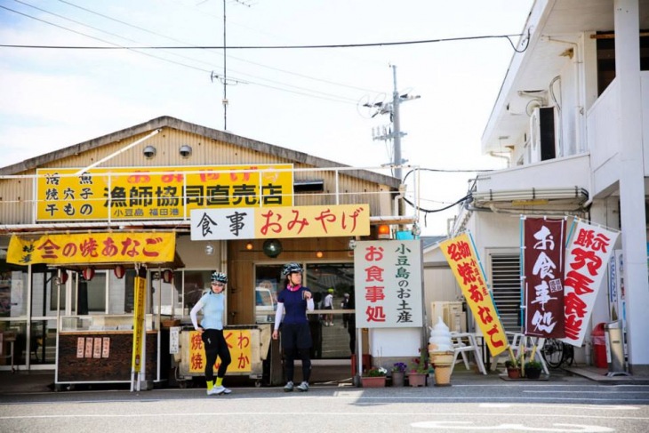 魚市場の土産処で小休止