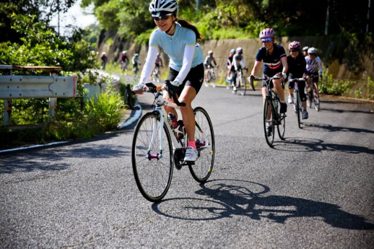 およそ20人の女性ライダーが連なって走る。women's100だからこその光景