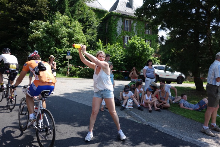 昼過ぎには気温が30℃近くにも。沿道の応援の人たちが、バケツやボトルを手に家から出てきて、参加者に水をかけてあげるシーンも