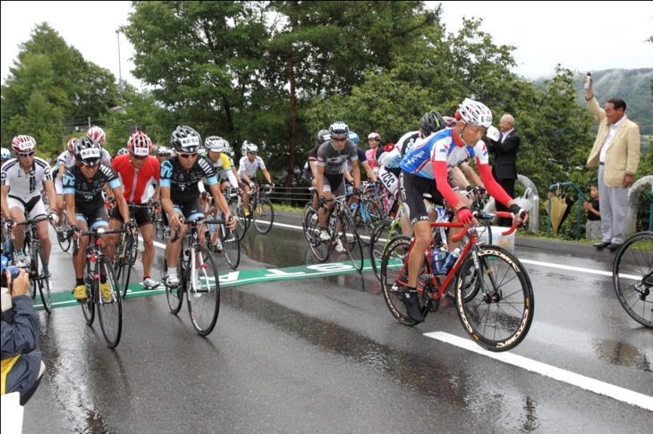 雨の中950人が出走した嬬恋・万座ハイウェーヒルクライム大会2013