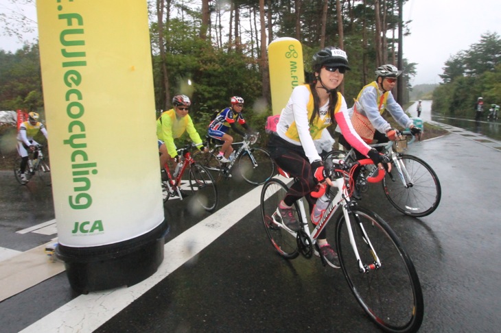 雨の中、110kmコース参加者がスタートしていく