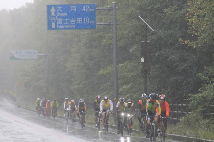 豪雨の青木ヶ原樹海を走る。気温も低く、厳しいコンディションだった