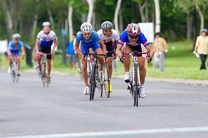 第2ステージ男子　逃げ切った3名のゴールスプリント。塩田航平（埼玉県高体連選抜）のスピードが伸びる