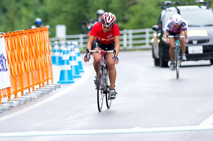 第4ステージ女子　2位でゴールする三宅玲奈（全国高体連強化育成）