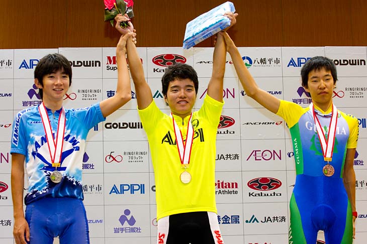 男子　個人総合　左から、2位 石上優大（神奈川県高体連選抜）、優勝 塩田航平（埼玉県高体連選抜）、3位 小山貴大（群馬県高体連選抜）